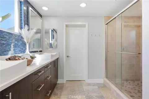Bath - 43 Gramercy, Irvine, CA 92612 photo 4 of 6