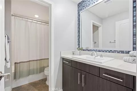 Bath - 43 Gramercy, Irvine, CA 92612 photo 6 of 6
