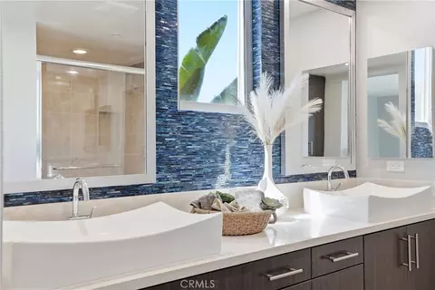 Bath - 43 Gramercy, Irvine, CA 92612 photo 3 of 6