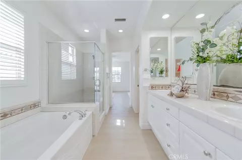 Bath - 83 Twin Gables, Irvine, CA 92620 photo 6 of 7