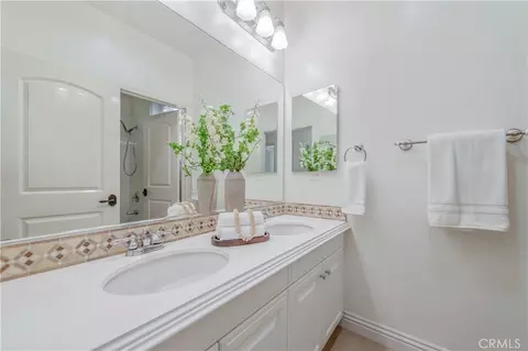 Bath - 83 Twin Gables, Irvine, CA 92620 photo 4 of 7