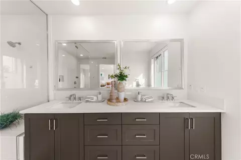 Bath - 372 Baluster, Irvine, CA 92618 photo 2 of 3