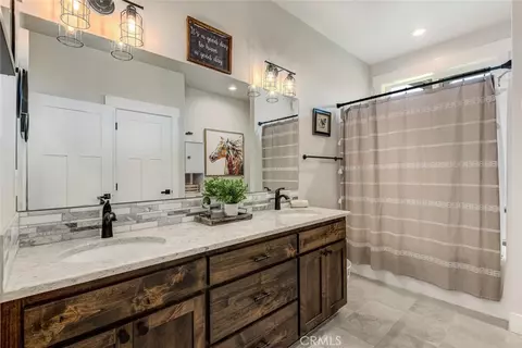 Bath - 60870 Billadeau, Bend, OR 97702 photo 5 of 6