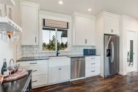 Kitchen - 60870 Billadeau, Bend, OR 97702 photo 4 of 7