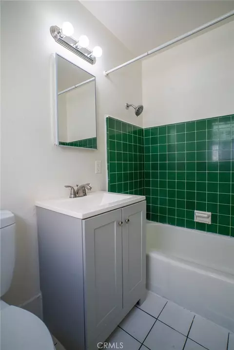 Bath - 1425 Cedar Ave, Long Beach, CA 90813 photo 1 of 1