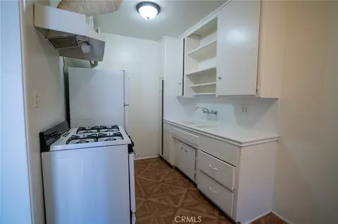 Kitchen - 1425 Cedar Ave, Long Beach, CA 90813 photo 1 of 1