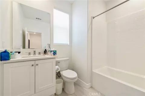 Bath - 273 Lynx, Irvine, CA 92618 photo 5 of 7