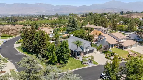View/Area - 408 Edgemont Dr, Redlands, CA 92373 photo 2 of 10