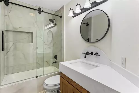 Bath - 408 Edgemont Dr, Redlands, CA 92373 photo 4 of 6