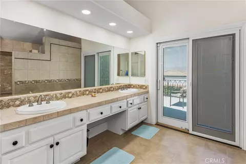 Bath - 408 Edgemont Dr, Redlands, CA 92373 photo 5 of 6
