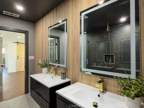 Bath - 527 N N Park, Orange, CA 92867 photo 2 of 6