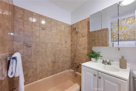 Bath - 116 E Hoover, Orange, CA 92867 photo 4 of 4