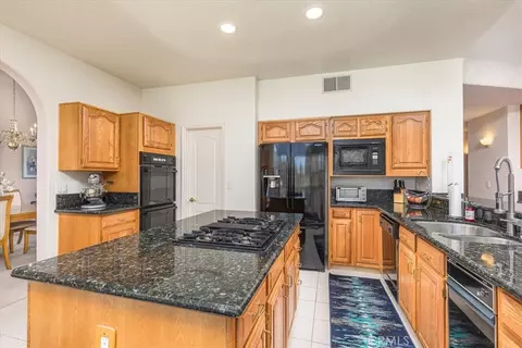 Kitchen - 31562 Paseo Goleta, Temecula, CA 92592 photo 2 of 2