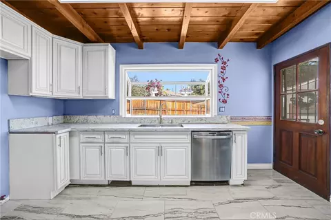 Kitchen - 4308 Cloud Ave, La Crescenta, CA 91214 photo 3 of 4