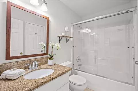 Bath - 753 La Docena, Corona, CA 92879 photo 4 of 4