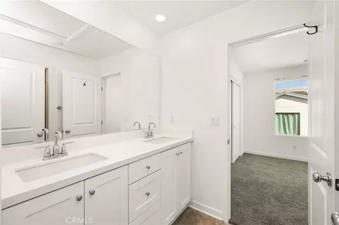 Bath - 24557 Sonieta Ct, Corona, CA 92883 photo 4 of 5