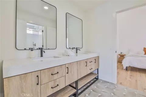 Bath - 2162 Sonbria, Tustin, CA 92782 photo 8 of 9