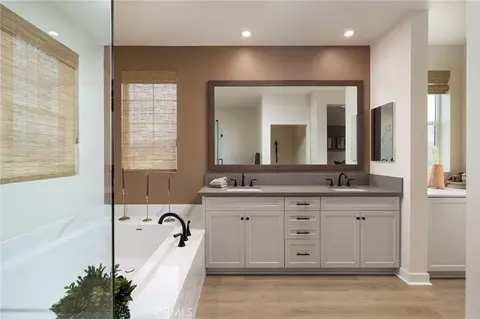 Bath - 39270 Saddle Dr, Palmdale, CA 93551 photo 2 of 3