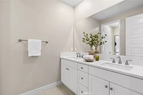 Bath - 111 Spiral, Irvine, CA 92618 photo 6 of 6