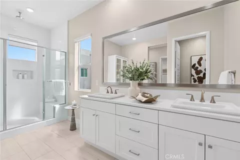 Bath - 111 Spiral, Irvine, CA 92618 photo 3 of 6