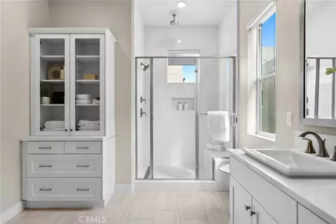 Bath - 111 Spiral, Irvine, CA 92618 photo 4 of 6