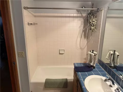 Bath - 2567 E Chevy Chase, Glendale, CA 91206 photo 3 of 5