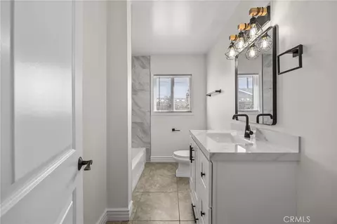 Bath - 831 E Hoover, Orange, CA 92867 photo 3 of 8