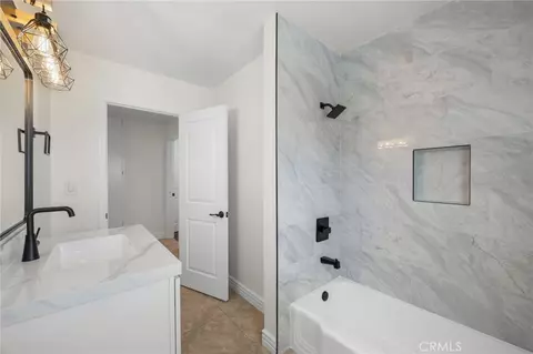 Bath - 831 E Hoover, Orange, CA 92867 photo 4 of 8