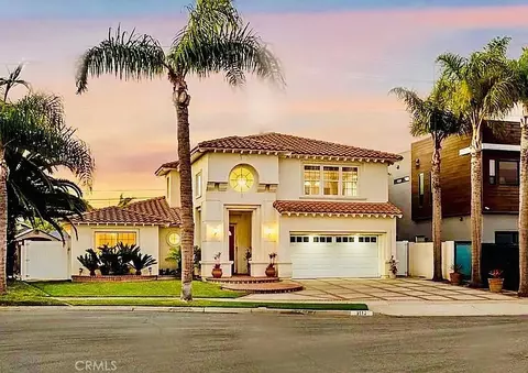 9112 Playa Dr, Huntington Beach, CA 92646