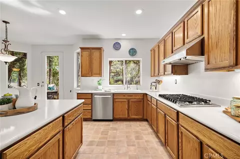 Kitchen - 880 Shepard Crest Dr, Corona, CA 92882 photo 5 of 8