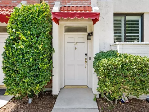 6540 Hayvenhurst Ave #35, Lake Balboa, CA 91406