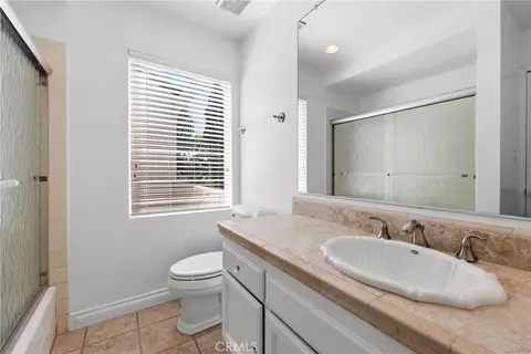 Bath - 2575 Elden Ave #3, Costa Mesa, CA 92627 photo 2 of 3