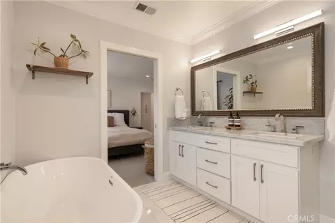 Bath - 339 E 19th, Costa Mesa, CA 92627 photo 5 of 5