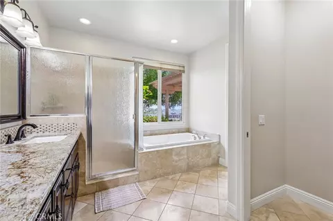 Bath - 3676 Alta Vis, Fallbrook, CA 92028 photo 4 of 6