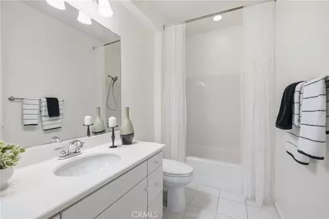 Bath - 33 Nightshade, Irvine, CA 92603 photo 3 of 3