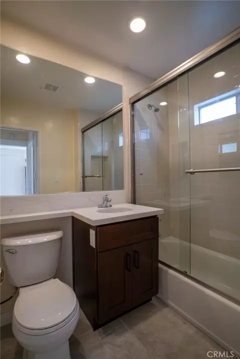 Bath - 1111 Pine Ave, Long Beach, CA 90813 photo 2 of 2