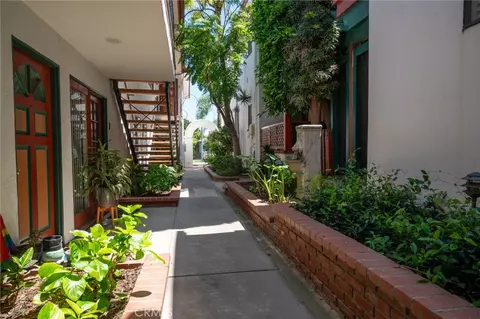 Exterior - 825 Roswell Ave, Long Beach, CA 90804 photo 3 of 5