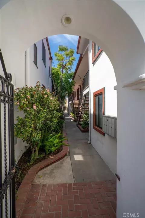 Exterior - 825 Roswell Ave, Long Beach, CA 90804 photo 1 of 5