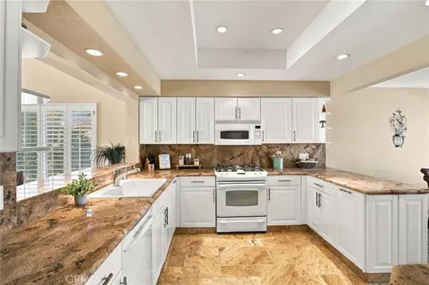 684 Vista Lago Cir N, Palm Desert, CA 92211