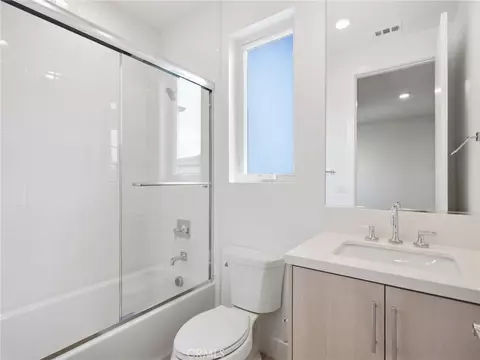 Bath - 2091 E Pearl St, Encinitas, CA 92024 photo 4 of 6