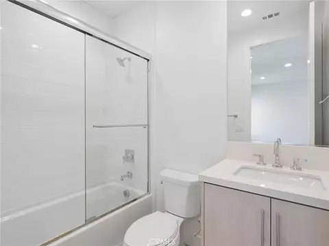 Bath - 2091 E Pearl St, Encinitas, CA 92024 photo 5 of 6