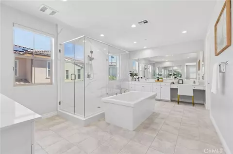 Bath - 126 Imagination Trl, Irvine, CA 92620 photo 2 of 3