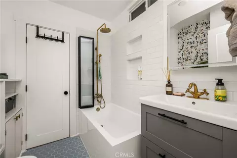 Bath - 1430 Temple Ave, Long Beach, CA 90804 photo 1 of 7