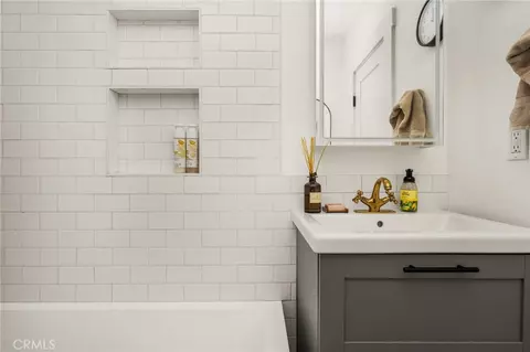 Bath - 1430 Temple Ave, Long Beach, CA 90804 photo 4 of 7