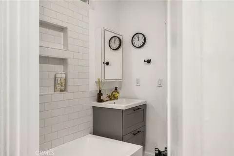 Bath - 1430 Temple Ave, Long Beach, CA 90804 photo 6 of 7