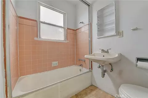 Bath - 14778 Valencia Ave, Fontana, CA 92335 photo 1 of 1