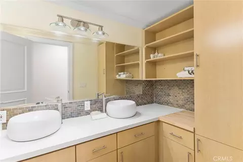 Bath - 1377 Knoll Rd, Redlands, CA 92373 photo 3 of 6
