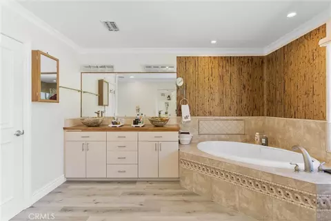 Bath - 1377 Knoll Rd, Redlands, CA 92373 photo 4 of 6