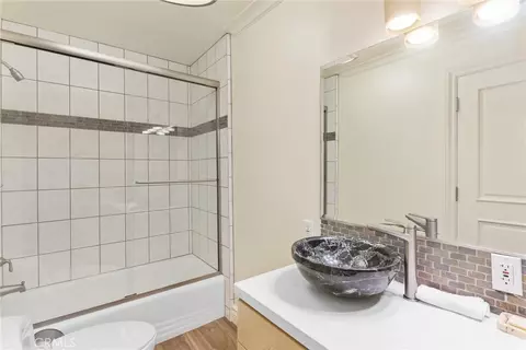 Bath - 1377 Knoll Rd, Redlands, CA 92373 photo 2 of 6