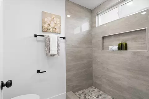 Bath - 606 Tangier Ave, Placentia, CA 92870 photo 2 of 5
